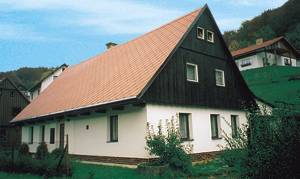 Restaureret, velindrettet hus i bjerglandsby. Gode skimlg. Snekæder kræves om vinteren. Dvur Králové Safaripark 30 km. ...