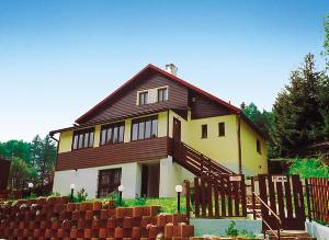  Dette skønt og moderne indrettede feriehus ligger i et roligt skovområde i Riesengebirge. Tæt ved byen Trutnov i en fredelige lille by. Til huset hører en lukket grund med udendørs pool og hæng ...