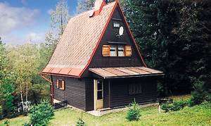 Dette feriehus med altan/terrasse ligger på en åben naturgrund med bjergudsigt i naturskønne omgivelser. Stejl trappe. El.-/brændeopvarmning. ...