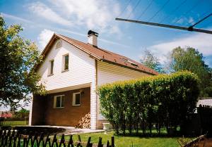 I udkanten af en lille landsby i et naturreservat i Det Bøhmiske Paradis med sine mange borge og slotte, ligger dette nye feriehus med en fælles, 18 m² stor udendørs pool. Huset er udstyret med k ...