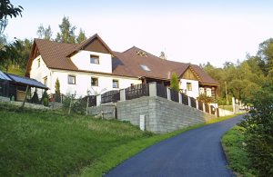 Separat del af et bjerghus med en rolig beliggenhed 500 m fra centrum i Desna i Isergebirge. Den udendørs pool, den overdækkede terrasse samt den åbne terrasse med grill lægger op til ren afslapn ...