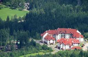 Disse tre hyggelige ferielejligheder med altan og udsigt over bjergene ligger fem minutter fra Harrachov centrum. På stedet er et skisportscenter med skiskole og skiudlejning. Om sommeren kan man sp ...