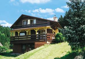  I en lille by i de Bøhmiske Bjerge ligger dette veludstyrede, dejlige feriehus med delvis overdækket terrasse. Om vinteren sørger den indendørs pejs for en behagelig varme, når I kommer tilbage  ...