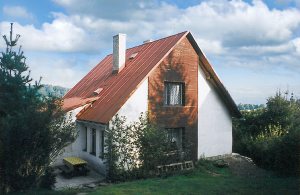 Etageejendom på en fantastisk bjerg-skråning med en flot udsigt over et fortryllende landskab. Boligen er flot indrettet og har plads til 2 familier. I haven finder I en terrasse og en udendørs po ...