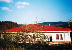 I Spindlermühle, 200 m fra Tjekkiets vigtigste skiområde, ligger denne skønt indrettede ferielejlighed på bagsiden af et discountvaremarked. Skicenteret tilbyder udover de bedste pister en u-ramp ...