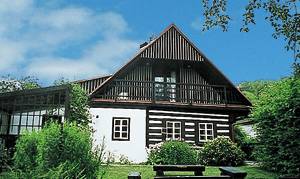 Smagfuldt hus på en indhegnet havegrund med bålplads samt pavillon med grill. Det ligger i en lille landsby kun 20 km fra Spindlermühle. Et soverum på 1. sal har ingen dør. Stejl trappe til 1. s ...