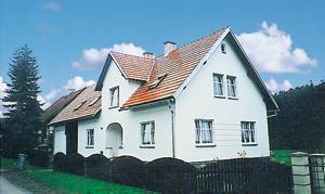 Denne nyindrettede 1. sals lejlighed ligger i et hus på en stor grund med grill ved skoven. I nærheden ligger skicentrene Janske Lazne og Pec Pod Snezkou. En opredning på forespørgsel. TBG572 lig ...