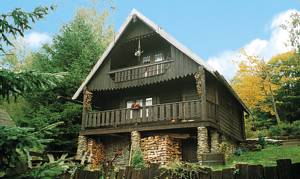 Træhelårshus med balkon og terrasse i fredet naturområde i Riesengebirge. Om vinteren P-mlg. 500 m. Parkering på grunden mod gebyr. Skiløjper 300 m. ...