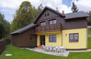 Dette feriehus med pool ligger i Albrechtice i Iserbjergene, ikke langt fra Spicak. Hunde kan løbe frit rundt på den indhegnede grund. Huset ligger på en bjergskråning og har en fantastisk panora ...