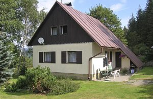 Dette isolerede hus ligger på naturgrund, roligt ved skoven. Løjperne ligger lige ved huset og der er kun 150 m til skilift. Omgivelserne har mange udflugtsmål fx den helårsåbne Aquapark i Liber ...