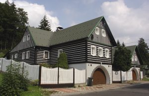 I en bjerglandsby i De Bøhmiske Bjerge lige ved en skov ligger denne dejlige og velholdte pension, hvor gæsterne kan råde over en stor del. To opredninger er muligt mod betaling. Ved huset er der ...