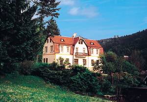 En 140 m² stor del af et renoveret feriehus på en åben grund i de Bøhmiske Bjerge står til jeres rådighed. I stueetagen er der en stue med pejs. På grunden er der udendørs pejs m. grill samt ...