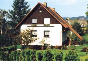  Denne store halvdel af et dobbelthus ligger ganske ugenert på en naturgrund med en skøn grillplads i et vintersportscenter. Til børnene er her et soppebassin og en sandkasse. Markerede vandre- og  ...