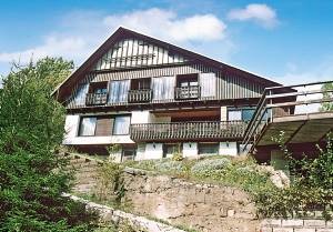  Dette rummelige feriehus har en skøn beliggenhed på en skråning. Fra den store sydvendte terrasse kan I nyde den pragtfulde udsigt til de omkringliggende bjerge og skovene. Udover standardudstyret ...