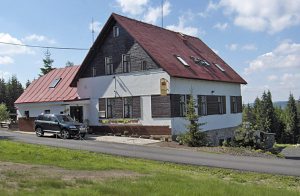 Tæt på kælkebanen i udkanten af byen Smrzovka ligger dette rummelige hus på en stor naturgrund med masser af plads, hvor børnene kan tumle. Om vinteren er der flere pister for både øvede og be ...