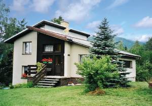 Dette rummelige feriehus har en rolig beliggenhed på en bakke mod syd og byder på en pragtfuld udsigt over Iser-bjergene og skicentret Tanvaldsky Spicak. På den store naturgrund er der sandkasse o ...