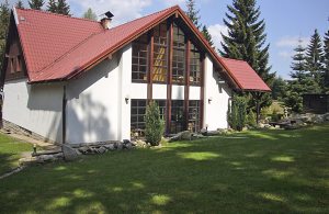 Fra dette moderne hus, der har en rolig beliggenhed på en indhegnet naturgrund, kan I nyde en smuk bjergudsigt. Den opvarmede indendørs pool er udstyret med et modstrømsanlæg. Fra poolområdet er ...