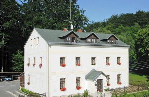  Feriehus på en lukket grund med terrasse, hvor I kan grille uforstyrret. Huset råder over syv soverum med hver deres bruser, wc og tekøkken. I stueetagen finder I blandt andet et opholdsrum med bi ...