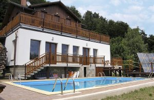  Stort og smukt feriehus med en dejlig udsigt. Det ligger på en skrænt ved foden af naturområdet Bøhmiske Paradis og kun 6 km fra den maleriske by Turnov. Fra begyndelsen af maj til slutningen af  ...