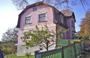 To simpelt indrettede stuelejligheder i et hus med tilhørende have. Huset ligger kun 6 km fra skiområdet Jested, 2 km fra en golfbane og godt 16 km fra byen Liberec med sine mange seværdigheder og ...