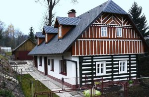  Dette smukke hus ligger på en stort delvist indhegnet grund i nærheden af byen Semily, dog stadig på landet. Der ligger en 9-hullers golfbane og en ridebane kun 5 km væk. Yderligere ligger det sm ...