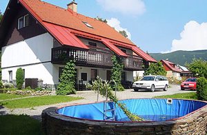 Ferielejligheder i stueetagen i Rokytnice nad Jizerou, med mange sportslige aktiviteter hele året. TBG823 i samme hus. Udendørs swimmingpool og vaskefaciliteter til fælles brug. ...