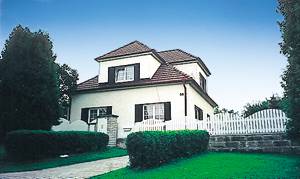 Ferielejlighed på 1. sal i familiehus. Det ligger i en lille landsby kun 35 km fra Prag. 2 km til Lhota Sø med naturiststrand. ...