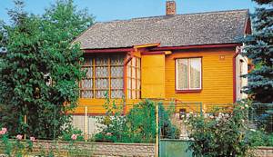  Dette pæne feriehus, hovedsageligt af træ, ligger på en velplejet havegrund i nærheden af gode fiske- og bademuligheder. Garage mod ekstra betaling. ...