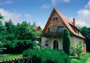 Dette hyggeligt indrettede feriehus ligger på en grund med buske og træer ved en skov i det fredede område Kokorinsko. Her kan I gå nogle skønne ture og besøge borgen Kokorin eller byen Melnik ...