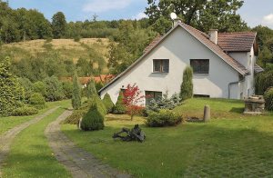  Dette store feriehus, der ligger på en lukket grund i udkanten af en landsby, byder på rigelig plads til to familier. Børnene kan her glæde sig over gynge, sandkasse, elektronisk dartspil og bord ...