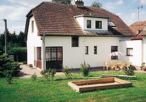 Dette feriehus ligger i en lille landsby nær et slot samt et naturfriluftsbad. Huset er delvist indrettet med antikke møbler. Stueetagen indeholder køkken med spisekrog, en opholdsstue samt badevà ...