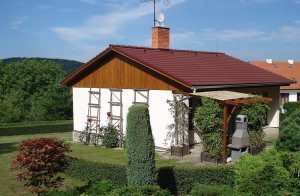 Dette dejlige feriehus ligger på en lukket grund med en skøn udsigt over søen og området. I opholdsstuen er der brændeovn, som skaber en hyggelig atmosfære og giver en behagelig varme på køli ...