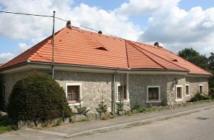 Dette tidligere pensionat, opført i det 17. årh. er nu blevet ombygget til et feriehus. I dejligt vejr indbyder haven til afslapning og grillaftener og på kølige dage trækker dagligstuen med kam ...