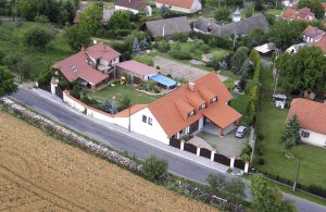  Dette herlige og komfortabelt indrettede feriehus er en tidligere lade. Huset ligger ca. 50 km syd for Prag. I stueetagen finder I et stort aktivitetsrum med billard, bordfodbold, dart og sauna. Saun ...