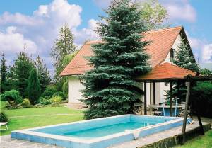  Dette lille og hyggelige feriehus ligger på en velholdt, indhegnet havegrund i et naturskønt område. På grunden sørger volleyballbanen og den udendørs swimmingpool ( 6 x 3 x 1,5 m) for, at I ka ...