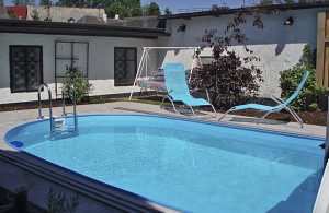 Feriehus på en indhegnet grund med overdækket, udendørs swimmingpool, motionsrum og billard (mod merpris) i en by ved foden af det fredede område Saksiske Schweiz. Det skovrige og charmerende omr ...