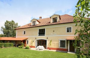 Denne tidligere herregård, der er komfortabelt og smagfuldt indrettet, ligger i en stor, velholdt og indhegnet have i et roligt område. Stedet er egnet til kvalitetsbevidste gæster. I stueetagen e ...