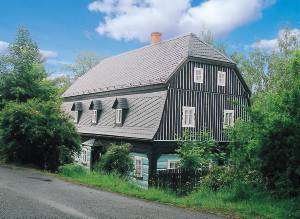 Dette flot renoverede feriehus ligger på en lukket grund, næsten for enden af en blind vej. Huset er velindrettet. I underetagen er der sauna, bruser, WC, vaskemaskine og en tørretumbler. Desuden ...