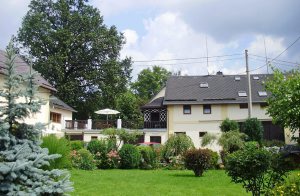  Denne tidligere mølle ligger i nærheden af den Bøhmiske Schweiz og består af 3 hyggeligt indrettede lejligheder med eget køkken. Huset har en stor terrasse med et badebassin, en udendørs bruser ...