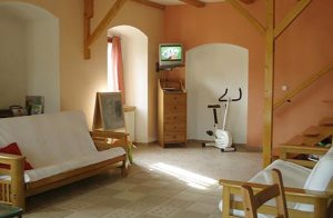  Ved afslutningen af en blindgyde ligger dette hjem på et lukket område. Det er smagfuldt indrettet og giver rigelig plads til 2 familier. I den kombinerede stue / spisestue med integreret køkken,  ...