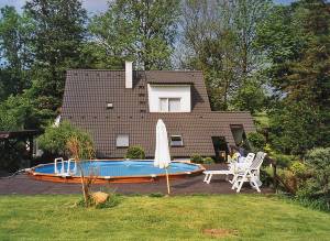 Dette komfortable og rummelige feriehus ligger på en stor, indhegnet grund i naturskønne omgivelser i Lausitz-bjergene, som er et fredet naturområde. Til stuen hører bl.a. et hyggeligt tv-hjørne ...