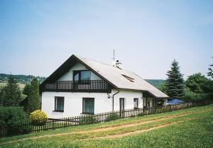 Denne rummelige og hyggelige ferielejlighed med terrasse og altan ligger i et hus på en stor, velholdt grund i naturskønne omgivelser. I området er der mange charmerende slotte og byer, som f. eks ...
