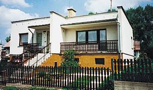 Enkelt indrettet feriehus på en indhegnet grund med have. Ligger i landsby. ...