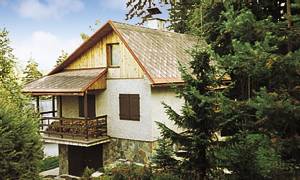 Helårshus med stor balkon og garage. Ligger på en skråning på dejlig skovgrund med udsigt over bjergene og en sø. Stejl trappe. ...