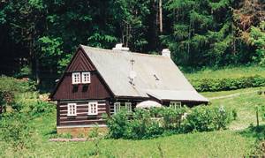 Stilfuldt træhus v. skoven i flot natur med cykel- og vandrestier. El- og brændeopvarmning. Adrspach-Felsen 5 km. Legeplads. ...
