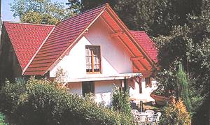 Hyggeligt indrettet feriehus på lukket grund ved en bæk. Gode vandsportsmlg.i søen Rozkós. Safarizoo Dvur Králove ca. 40 km. Boldbane. Bådleje 300 m. Ekskl. vand. ...