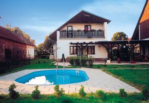 Dette dejlige feriehus indrettet og renoveret få år tilbage har udendørs-pool og ligger på en landevej i en lille landsby. Huset er smagfuldt indrettet og har bla. gode senge. Stuen og den delvis ...