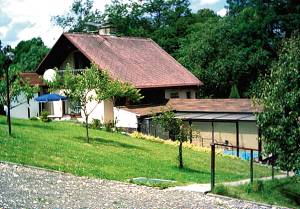 Dette hyggelige feriehus befinder sig i udkanten af en lille by for foden af Adlergebirge. Huset råder over en lille indendørs pool, som kan opvarmes (maj - oktober). Om vinteren skal I regne med s ...