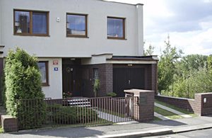  Denne skønne ferielejlighed i stueetagen med terrasse ligger i et roligt villakvarter. ...