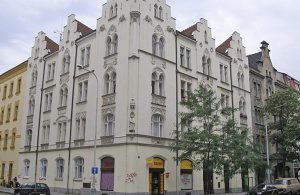 Ikke langt fra Prags centrum ligger denne dejlige ferielejlighed på anden sal i et lejlighedskompleks med elevator. Tæt på huset finder I et sporvognsstoppested samt en metrostation, så I kommer ...